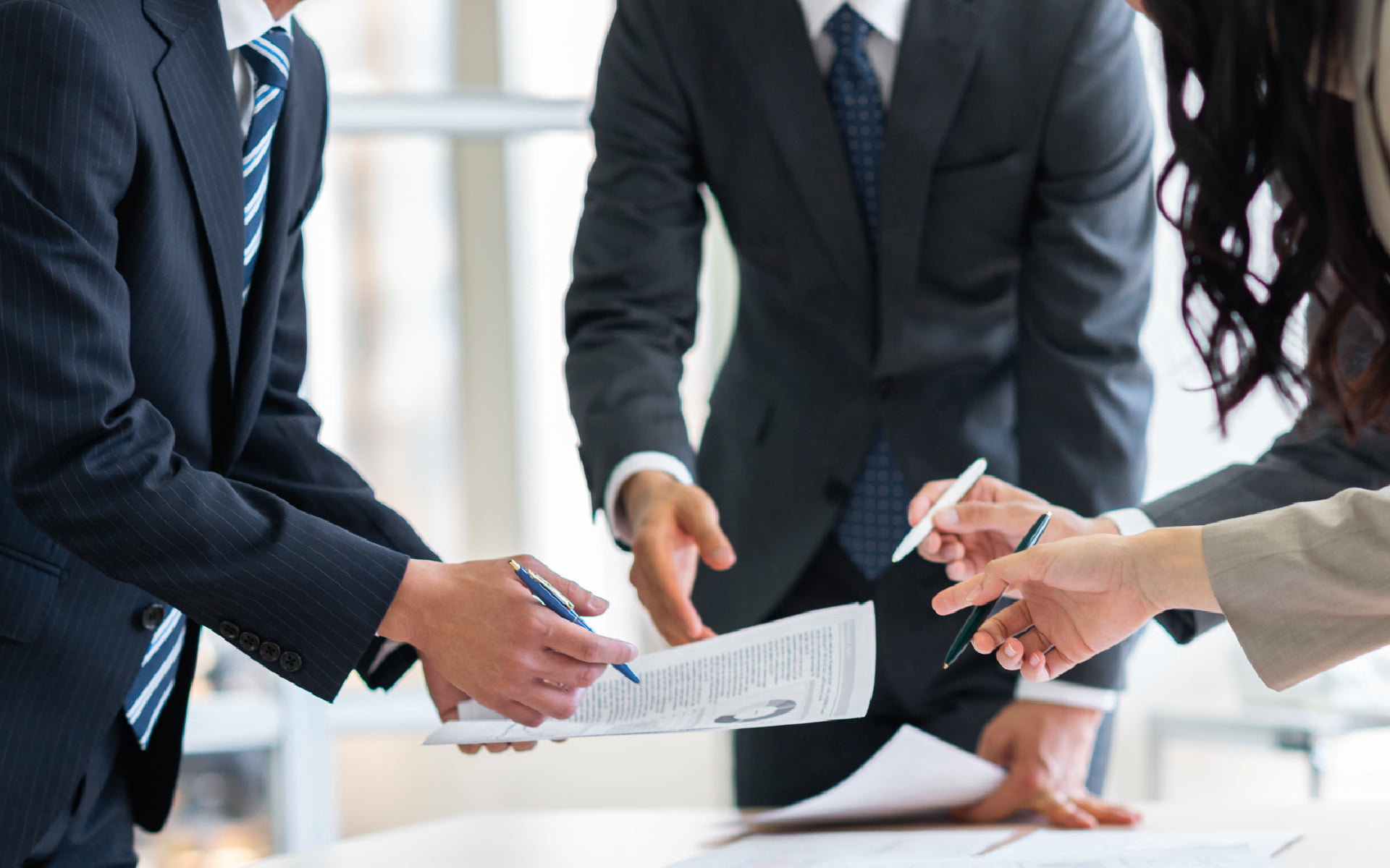 資料をもとに相談している写真